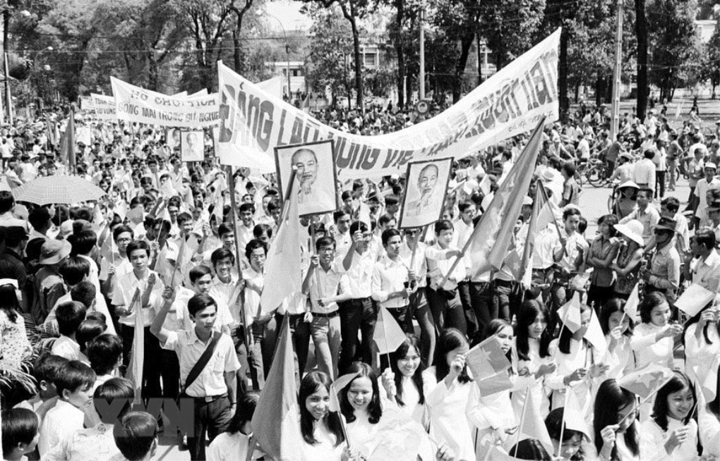 Toàn dân ăn mừng chiến thắng, giải phóng miền Nam, thống nhất đất nước