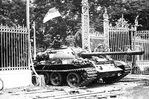 Chiếc xe tăng 390 húc đổ Dinh Độc Lập trưa ngày 30/04/1975.