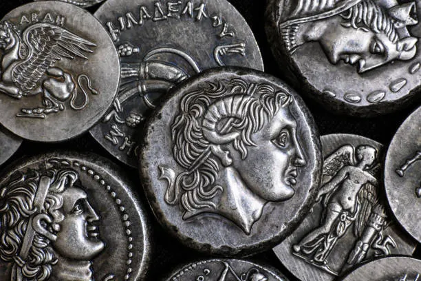 Những đồng tiền bạc như drachma của Hy Lạp và denarius của La Mã đã luân chuyển khắp các vùng lãnh thổ châu Âu. Những đồng tiền bạc như drachma của Hy Lạp và denarius của La Mã đã luân chuyển khắp các vùng lãnh thổ châu Âu.