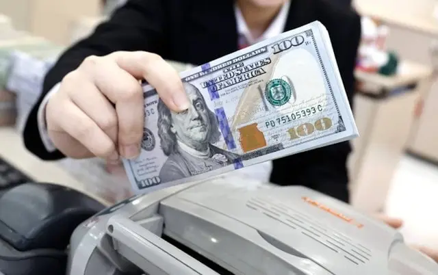 Khi USD mạnh lên, giá bạc (tính theo USD) sẽ trở nên đắt hơn đối với các nhà đầu tư nắm giữ các đồng tiền khác, dẫn đến nhu cầu giảm và giá có thể đi xuống.