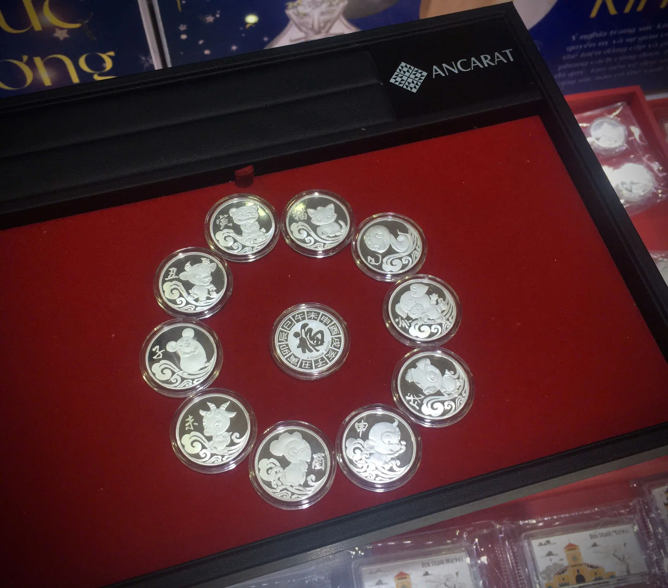 Mỗi đồng xu bạc tuổi Sửu của Ancarat đều được chế tác tỉ mỉ, thể hiện sự kết hợp hài hòa giữa nghệ thuật và phong thủy. Mỗi đồng xu bạc tuổi Sửu của Ancarat đều được chế tác tỉ mỉ, thể hiện sự kết hợp hài hòa giữa nghệ thuật và phong thủy.