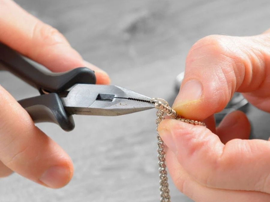 Trả lời dây chuyền bạc bị đứt là điềm gì?