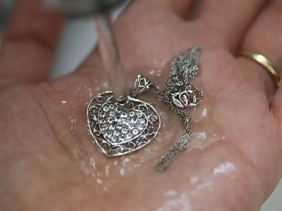 Tại sao đeo bạc bị đen và cách bảo quản, là, trắng